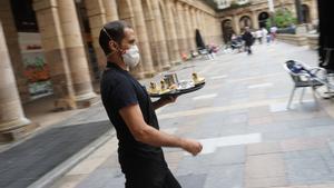 Un camarero de una terraza en el centro de Bilbao.