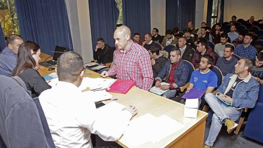 Los 38 seleccionados eligieron ayer plaza en un acto celebrado en la Agasp. // Bernabé / Juan Carlos Asorey