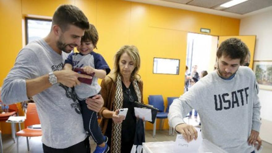 Piqué vota junto a su hijo Milan en las elecciones catalanas