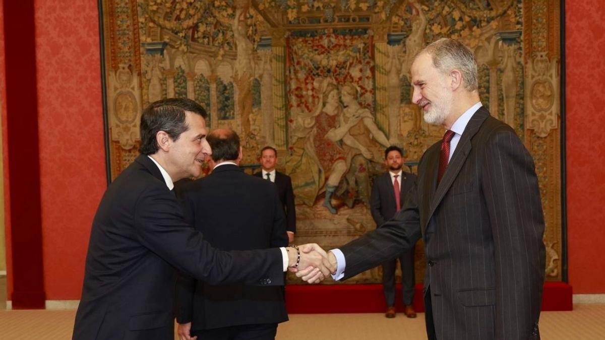 El alcalde de Córdoba, José María Bellido (i) junto al rey de España, Felipe VI (d).