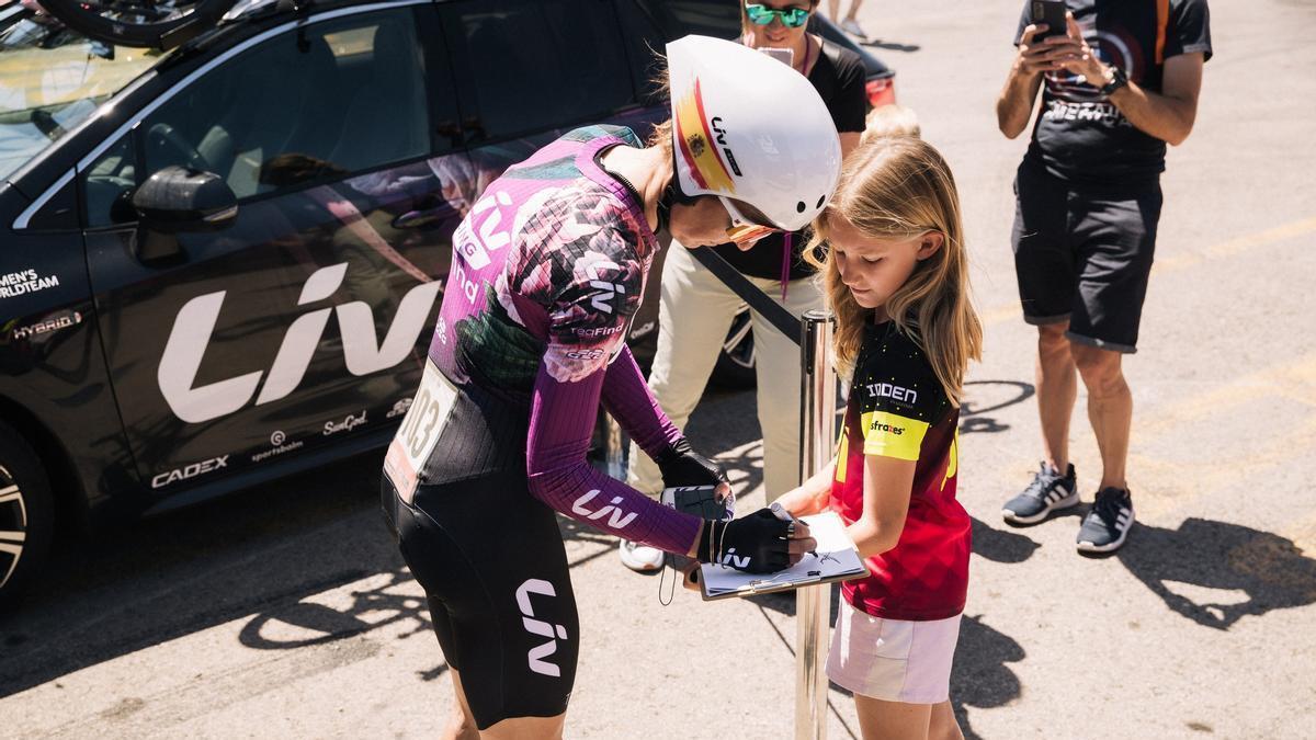 Mavi García firma un autógrafo antes de la crono por equipos