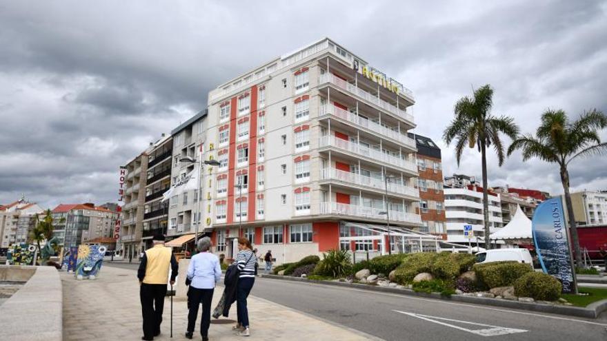 Inicio del paseo de Silgar, junto al Puerto Deportivo, con el Hotel Rotilio al frente.  // GUSTAVO SANTOS