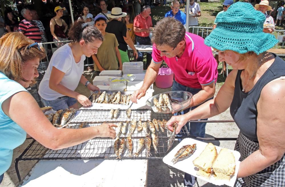 Cientos de personas celebran una sardinada en Nigrán para celebrar el inicio del verano.