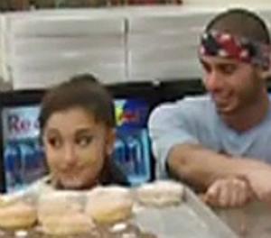 Ariana Grande i el seu nòvio juguen a ’Veritat o Acció’ i els enxampen lepant dònuts en una pastisseria.