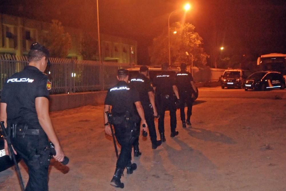 Heridos cuatro policías en un motín en el CIE