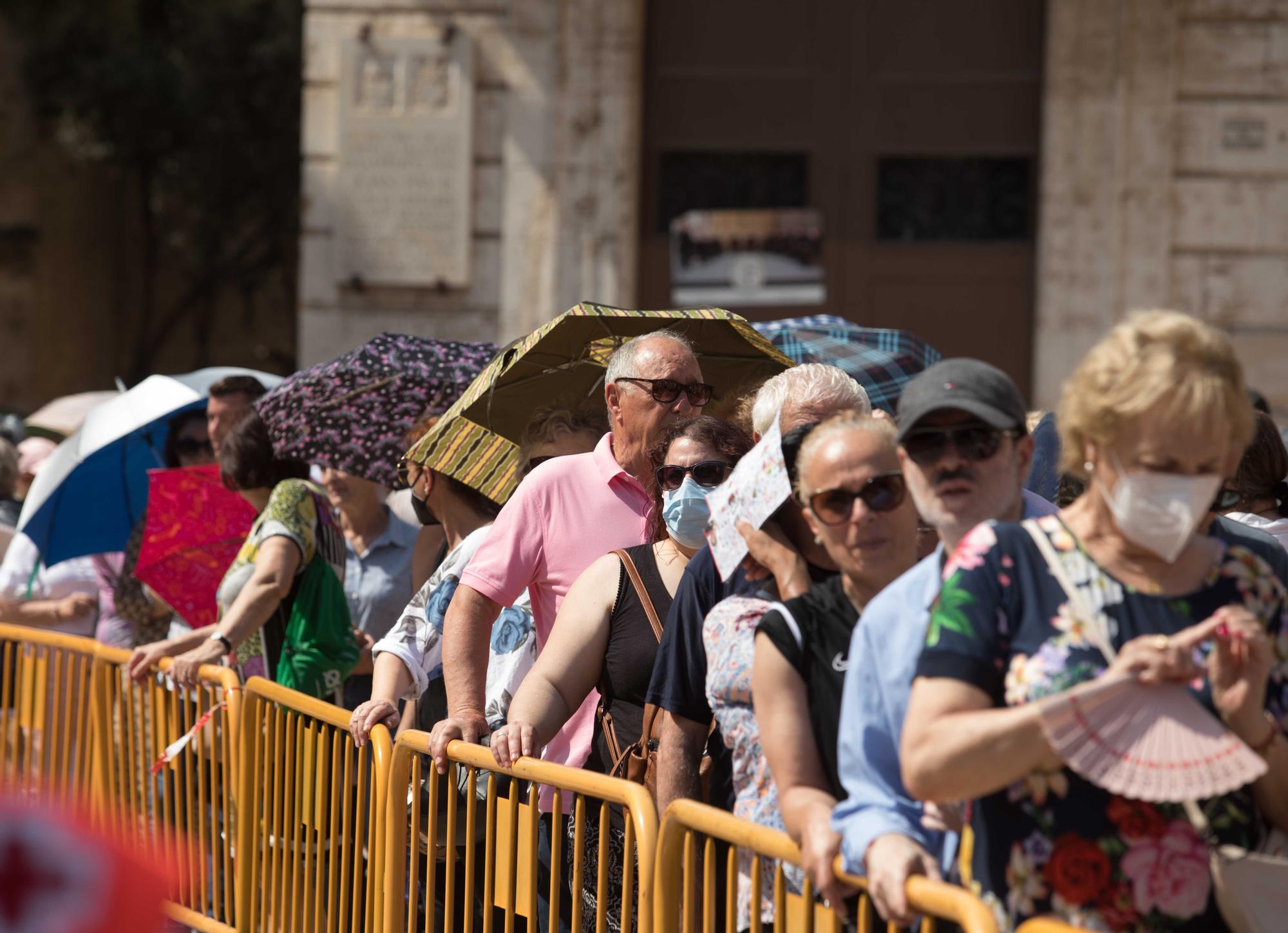 Colas desde primera hora en el Besamanos a la Virgen