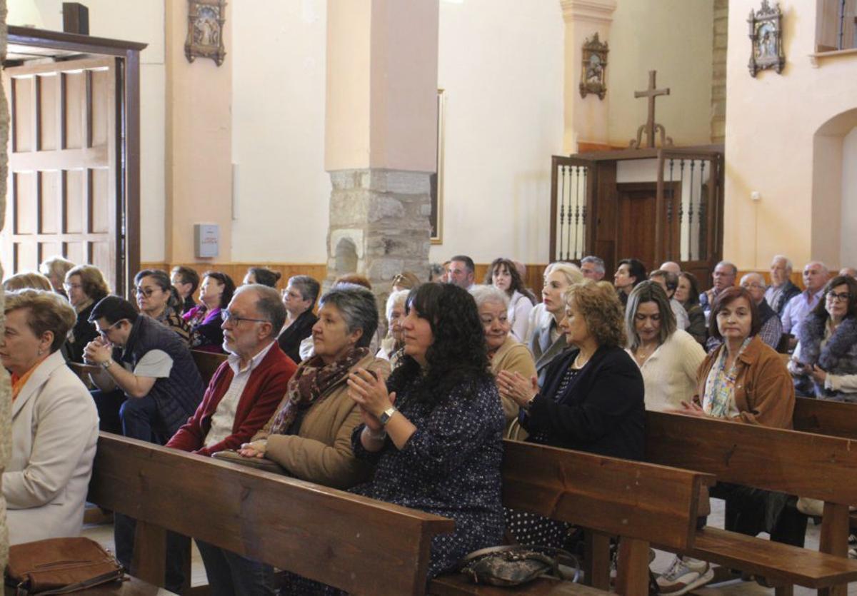 La iglesia de Villardeciervos a rebosar de fieles. | ARACELI SAAVEDRA
