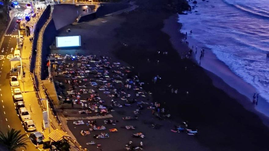 Imagen de la realejera playa de El Socorro durante una sesión  de su ya tradicional cine de verano.