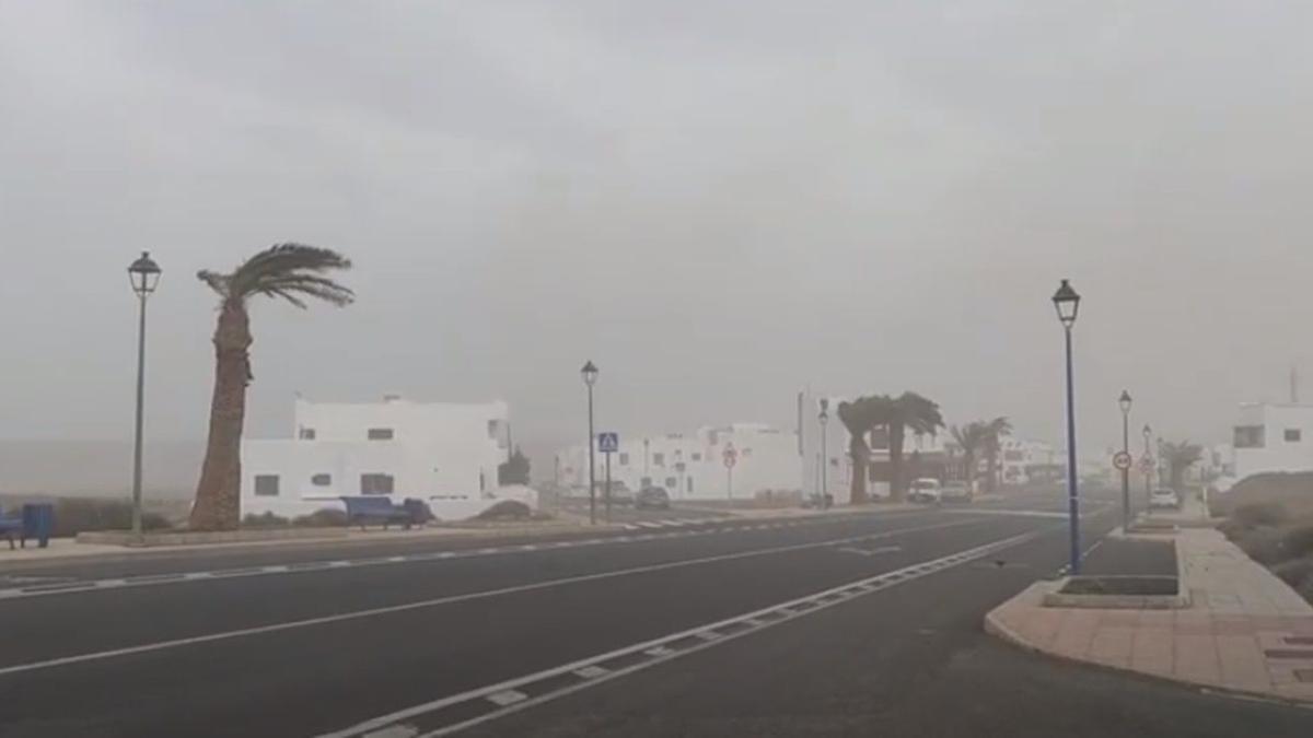 TIEMPO LANZAROTE AEMET: El Cabildo de Lanzarote recomienda suspender las  actividades al aire libre por las alertas de viento y calima