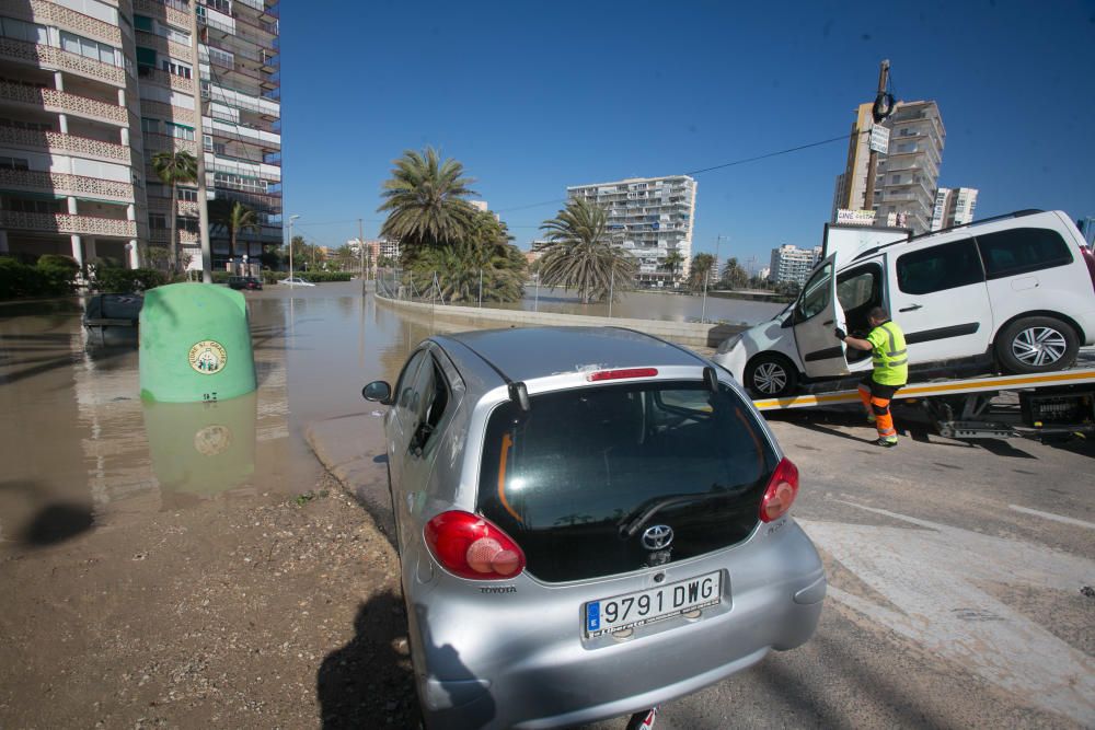 Tres edificios de la playa de San Juan siguen anegados y 120 viviendas sin luz ni agua