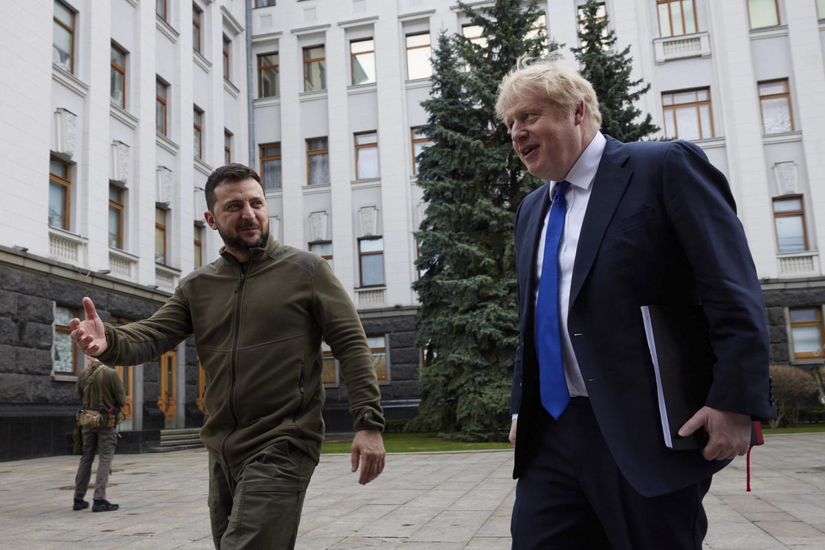 Boris Johnson, con Volodimir Zelenski en Kiev, en una imagen de archivo.