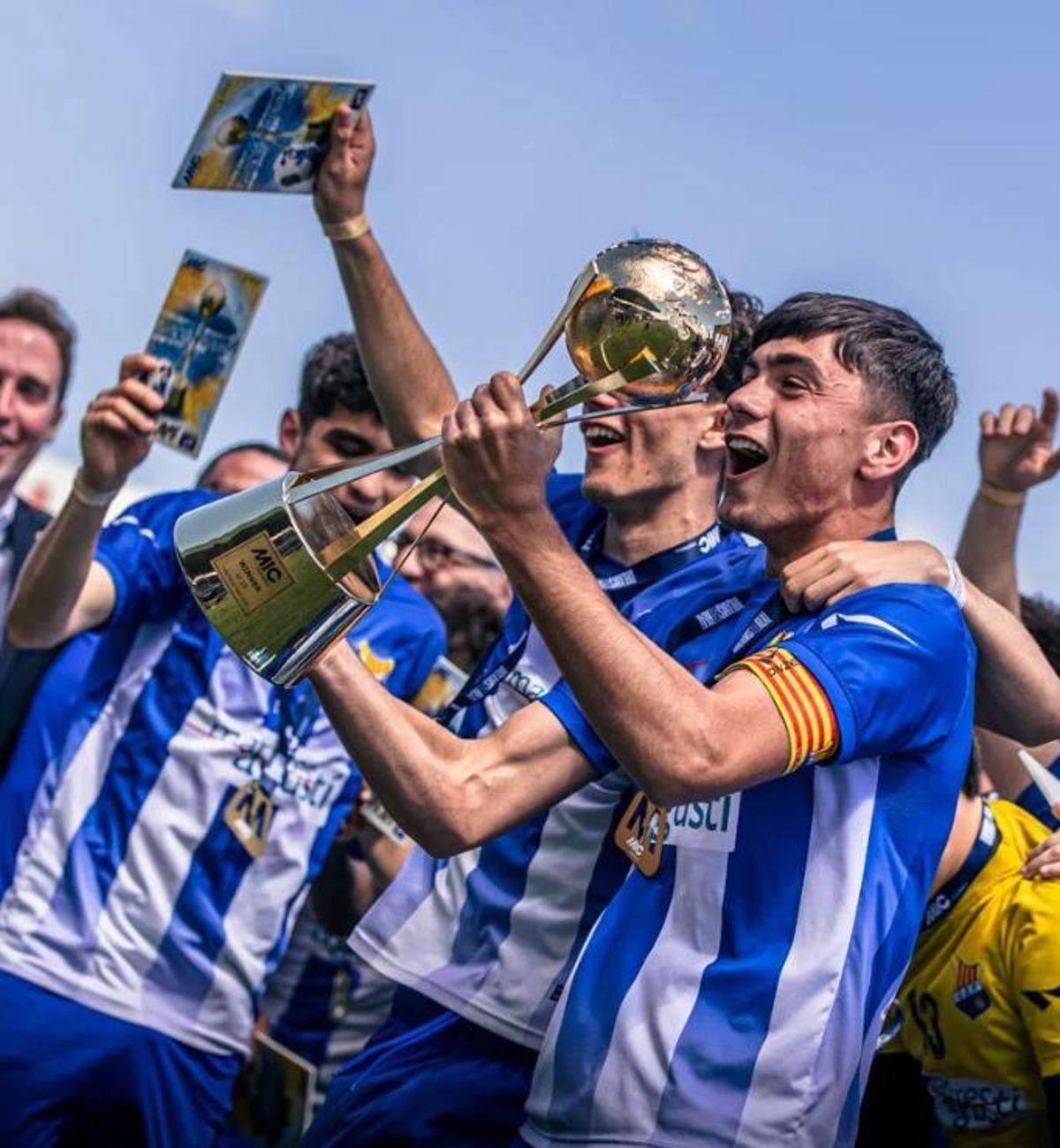 El Figueres celebra la victòria en la categoria U19, el 2025.