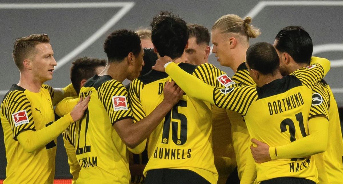 Los jugadores del Dortmund celebran un tanto