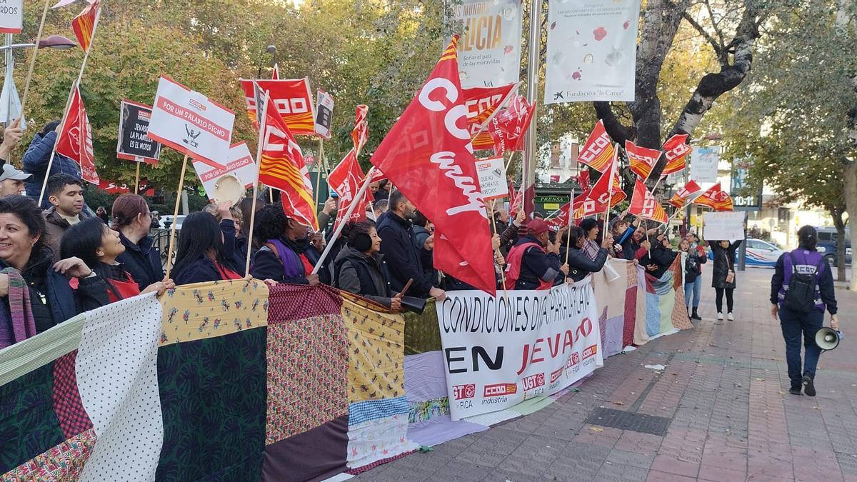 Concentración de protesta de trabajadores de Jevaso, este lunes en el centro de Zaragoza, frente a un tienda de Zara.