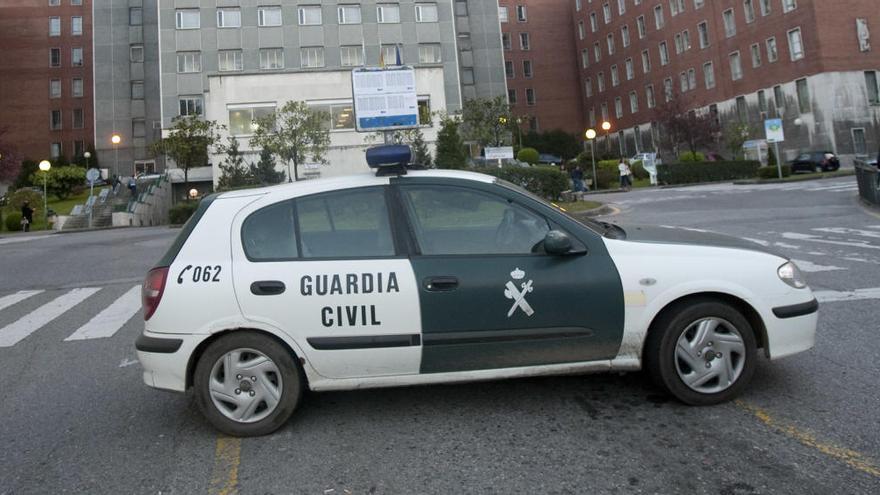 Un coche de la Guardia Civil en Oviedo.