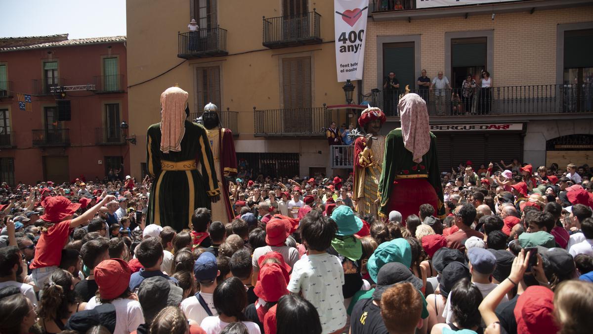 Els Gegants de la Patum ballant a la plaça de Sant Pere de Berga