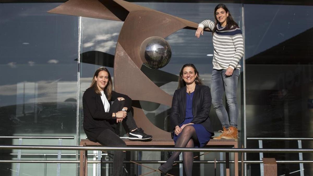 Marta Unzué, Maria Teixidor y Berta Carles posan en exclusiva para SPORT en los aledaños del Camp Nou