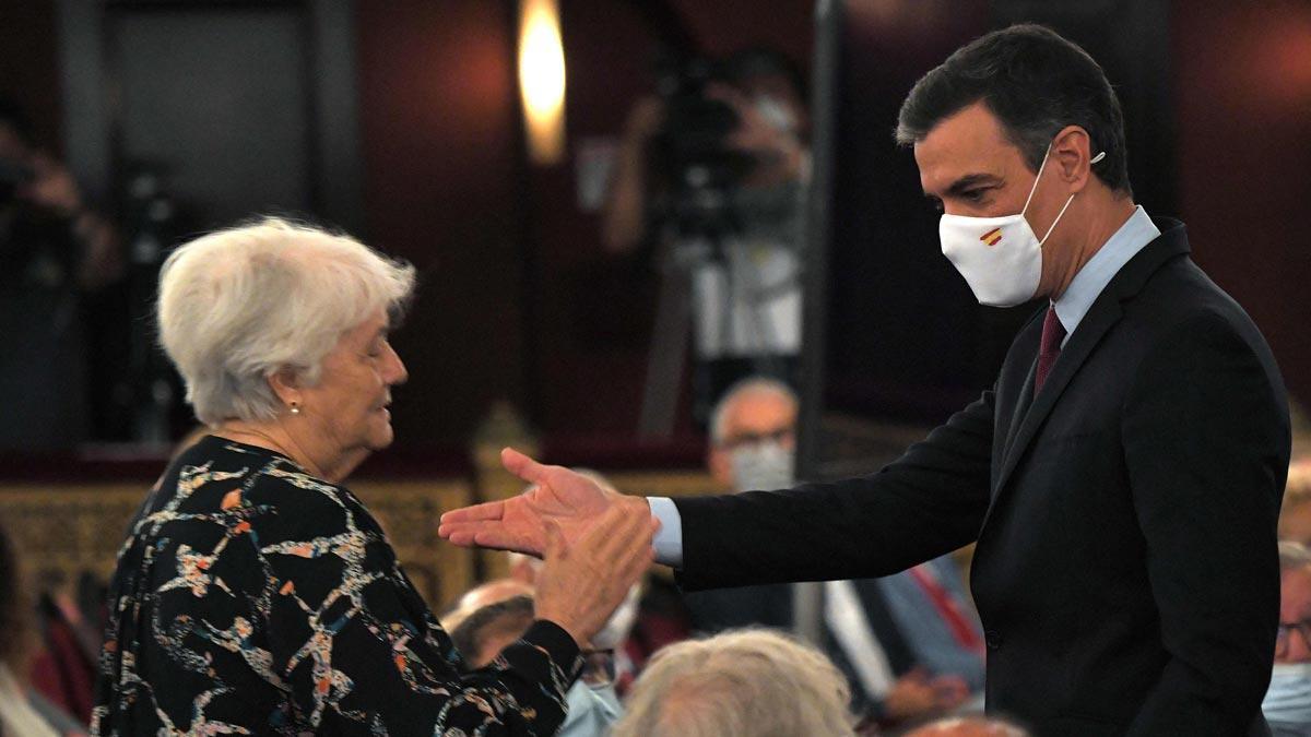 Sánchez habla con una mujer que le pedía que hubiera diálogo, tras pronunciar su conferencia en el Liceu.