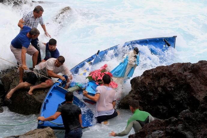 Cae al mar la Virgen de Caleta de Arriba