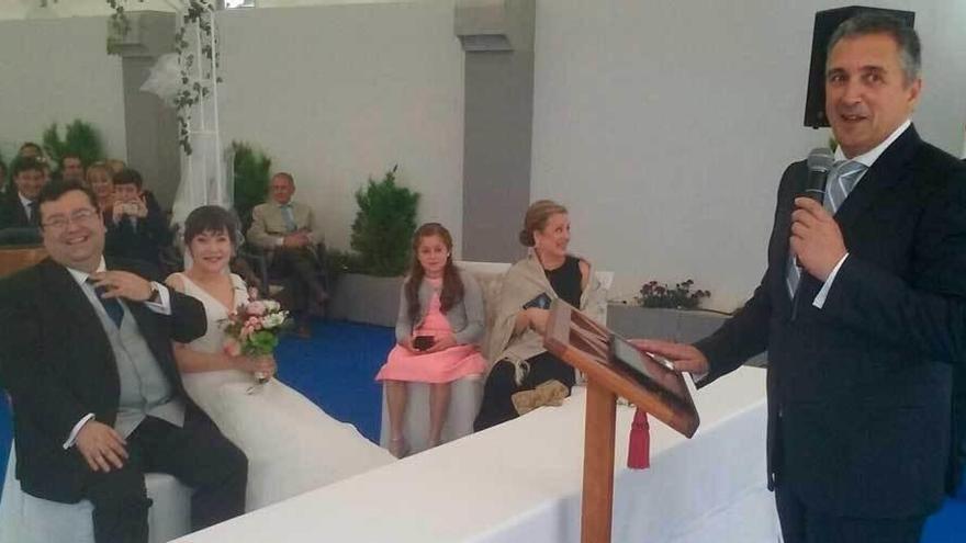 Luis Pacho y Silvia Álvarez, con Luis Zaragoza a la derecha, durante la ceremonia de boda del portavoz de Ciudadanos en Oviedo.