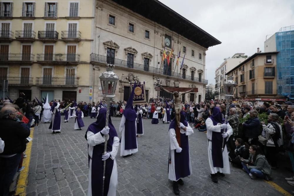 La procesión del Santo Entierro transcurre por el centro de Palma