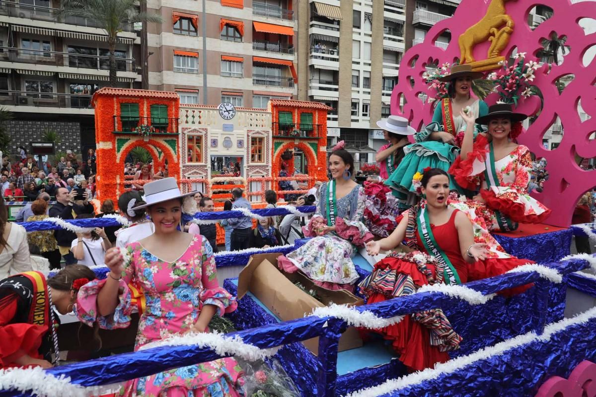 Miles de cordobeses participan en la Batalla de las Flores