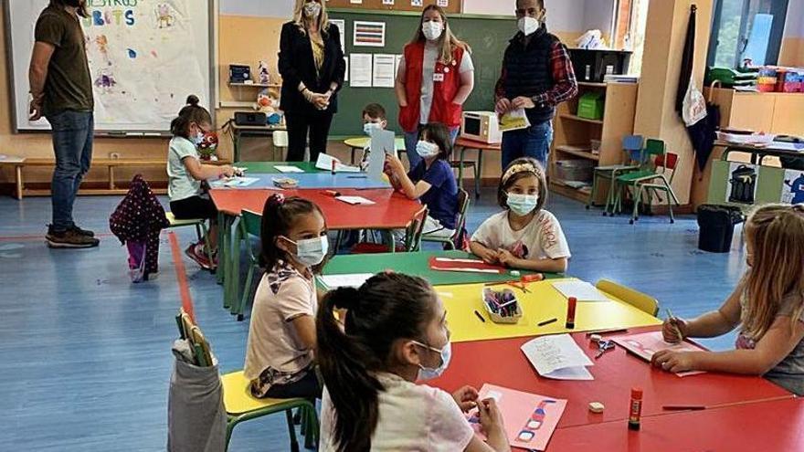 Niños en una de las actividades en el colegio Hermanos Arregui, durante la visita de los responsables municipales. | R. A. I.