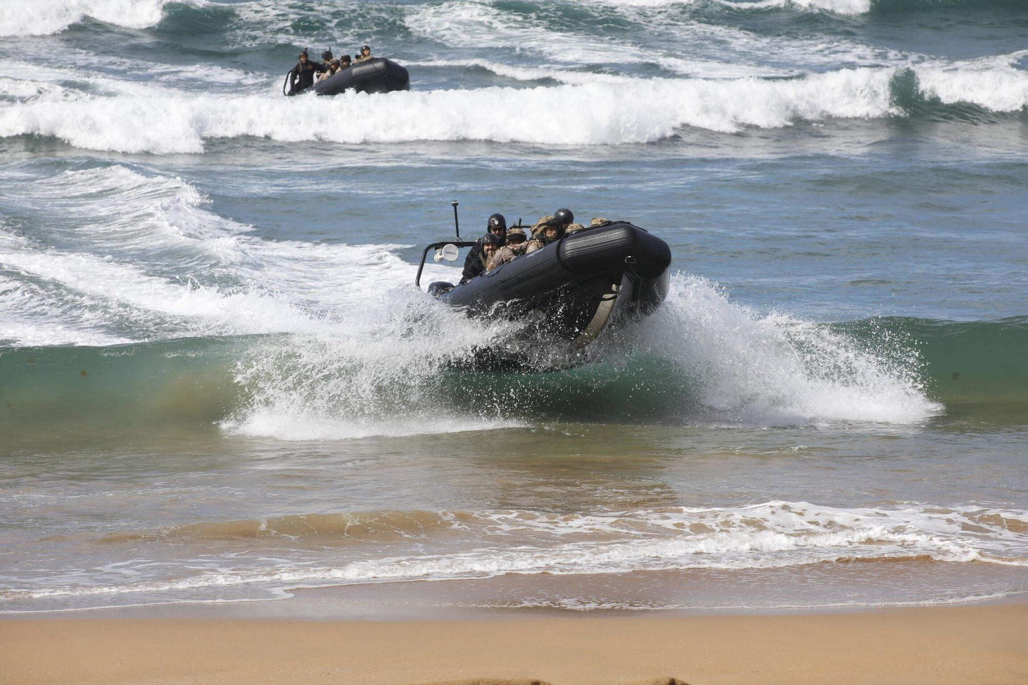 EN IMÁGENES: Así se ensaya el desembarco en la playa de San Lorenzo de Gijón