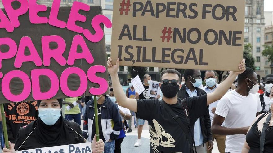 Varias personas participan en la manifestación antirracista de Barcelona.