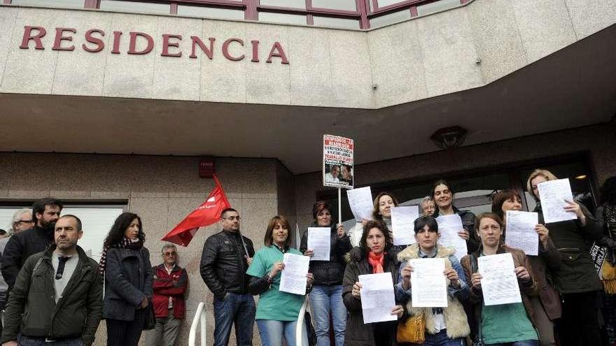 Concentración de trabajadoras despedidas de la Residencia Valle-Inclán a las puertas del centro.  // N. P.