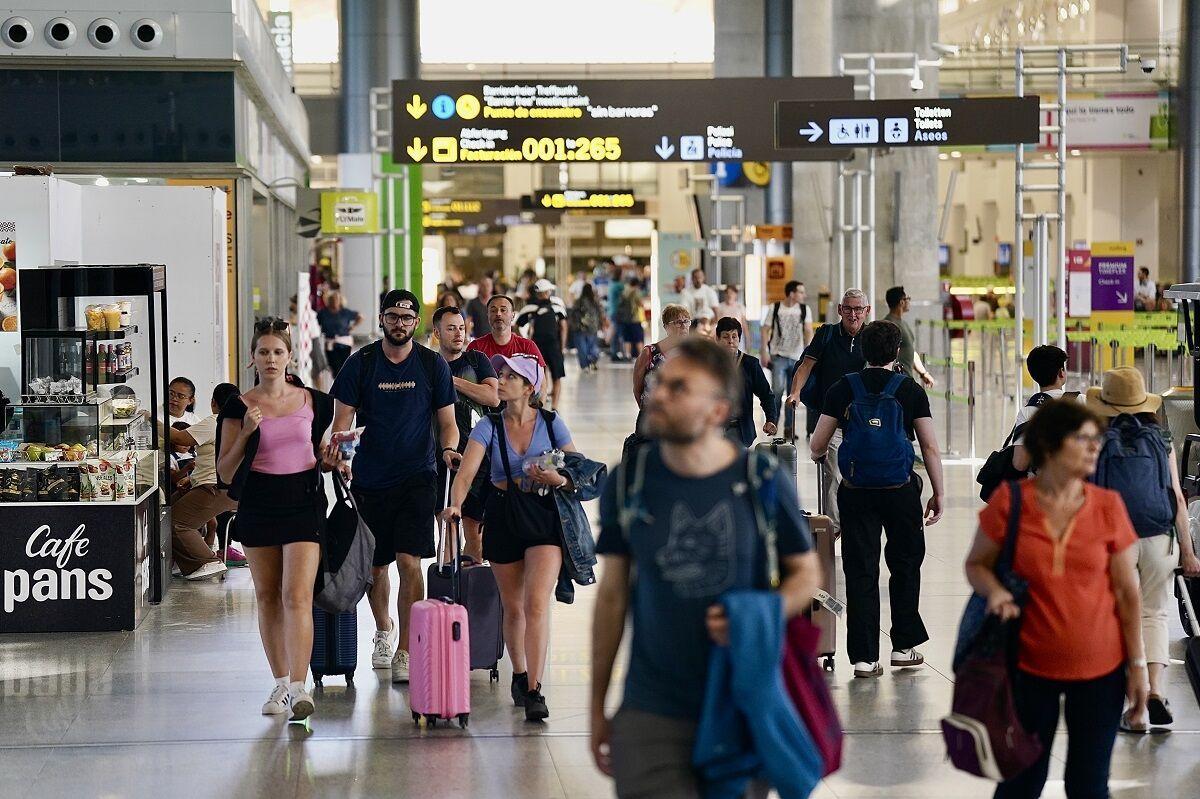 Pasajeros transitan por el interior del Aeropuerto de Málaga-Costa del Sol. MLG 12-06-2024.-Miles de turistas a su llegada al aeropuerto de Málaga