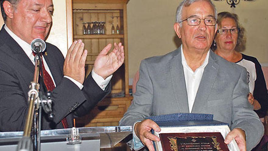 El alcalde de Inca entrega una placa a Andreu Quetglas, director del semanario Dijous.