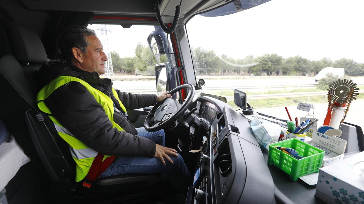 Juan Manuel Choclán, ayer, en la cabina de su Renault, durante la manifestación de camiones.