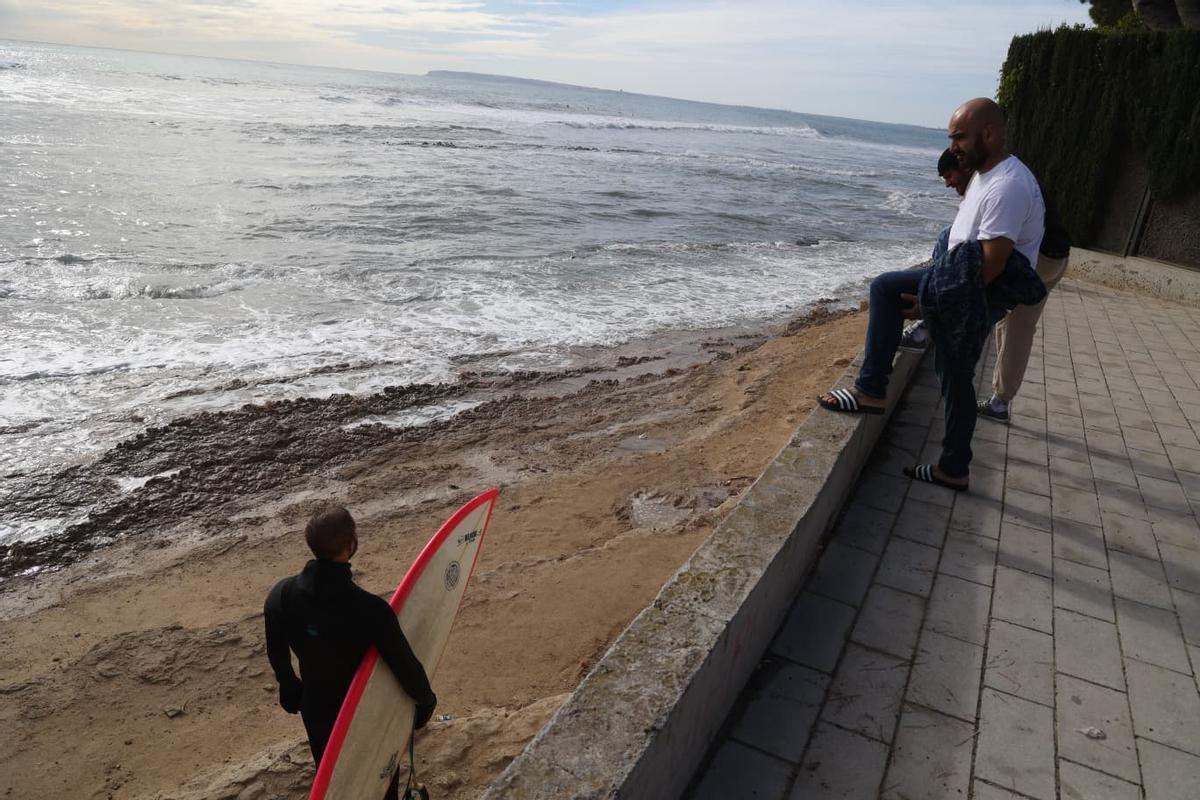 El temporal reúne a surfistas en busca de las mejores olas en la Caleta