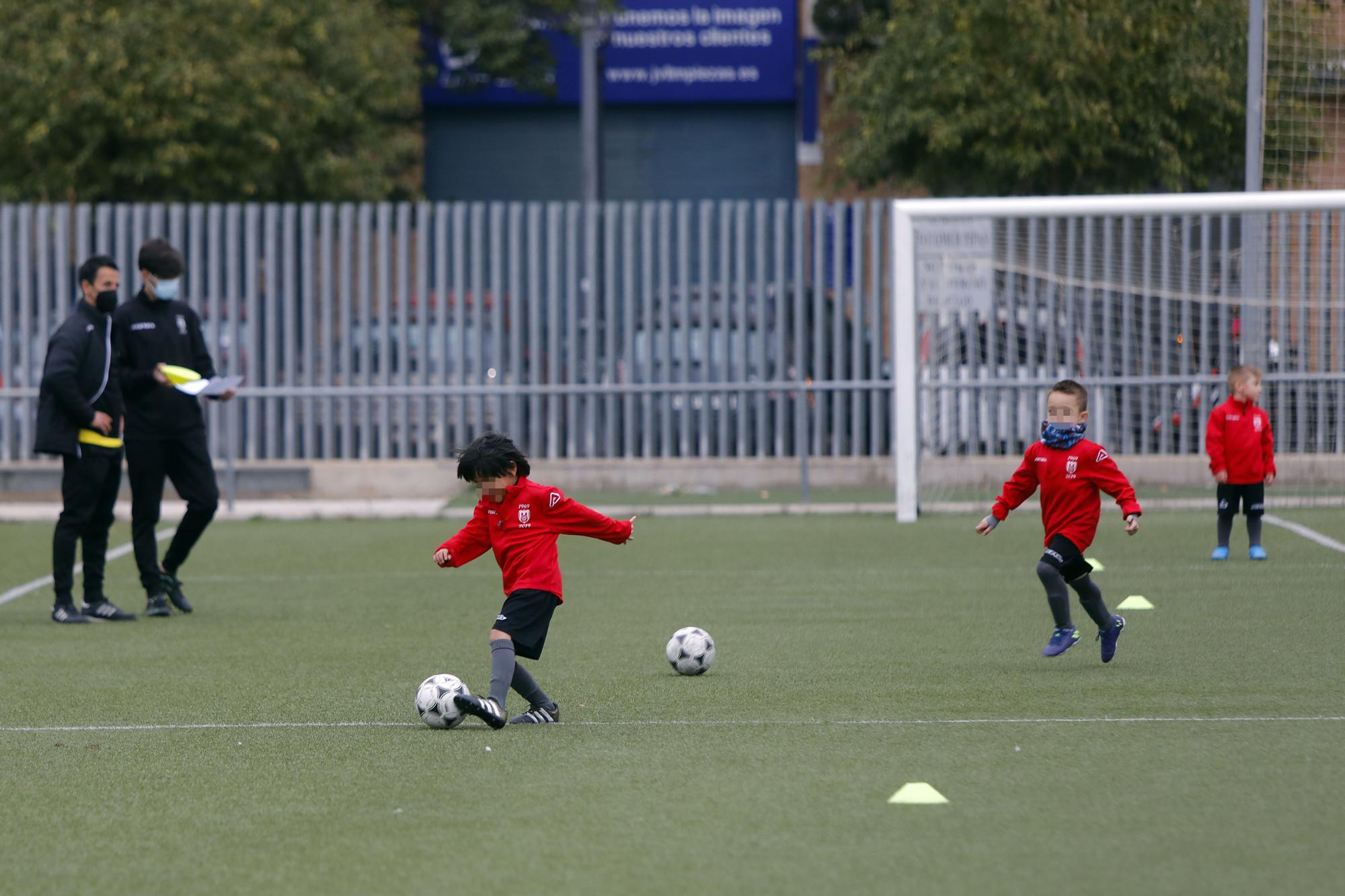 Los niños vuelven a entrenar después de las restricciones