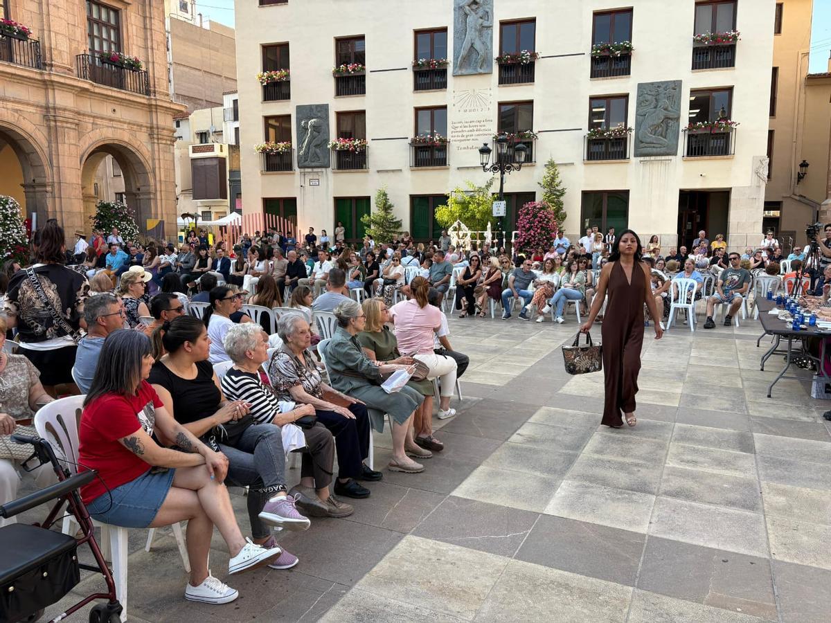Modelos desfilando en la Plaza Mayor de Castelló durante la final nacional de MODAVISION 2026, ante la mirada del público asistente.