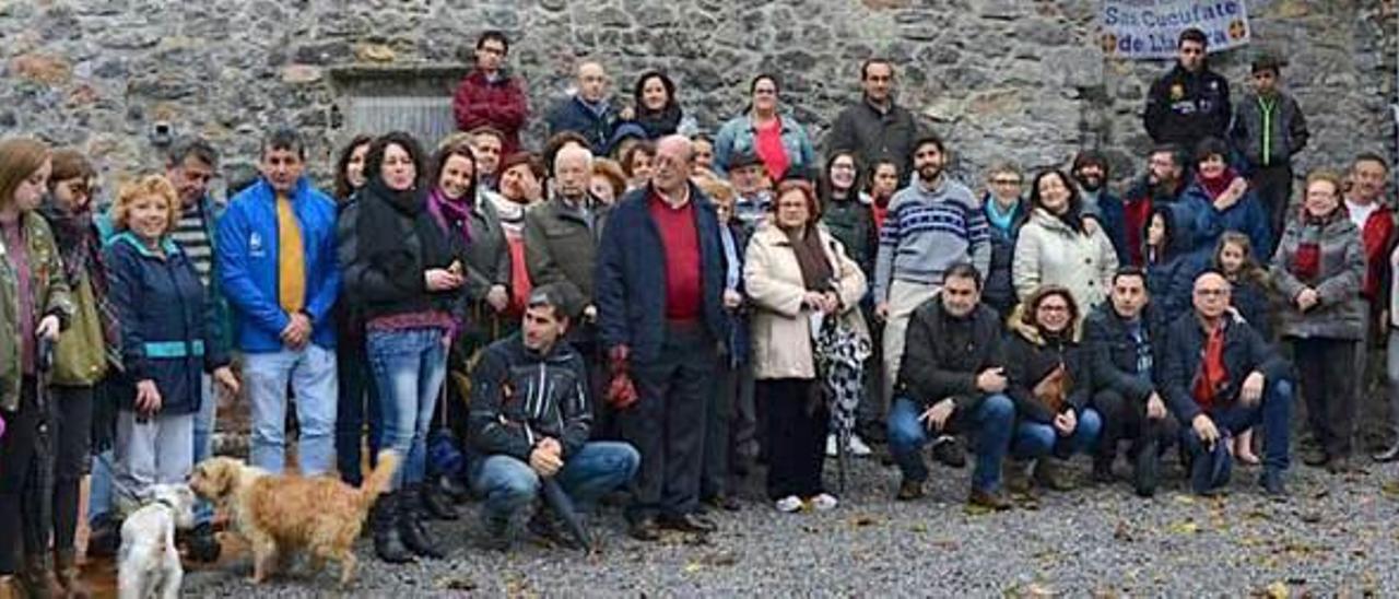 Foto de familia de los participantes en el magüestu celebrado ayer en la fuente de Cañe.