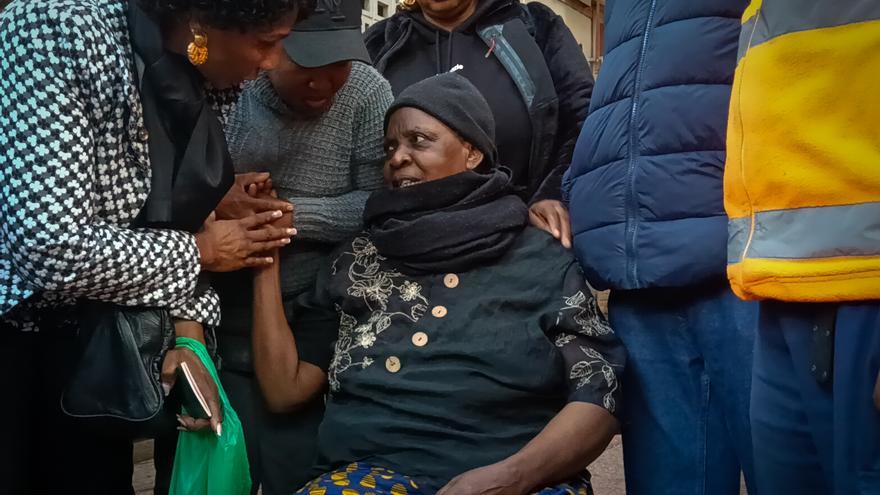 La solidaridad vecinal frena en Murcia el desahucio de Maryam, una mujer nigeniana de 63 años