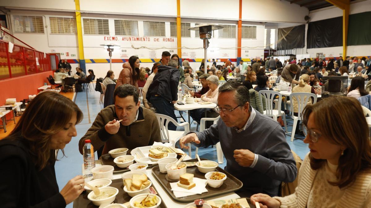Vídeo | Moreno visita en Ronda a los vecinos desalojados de Grazalema