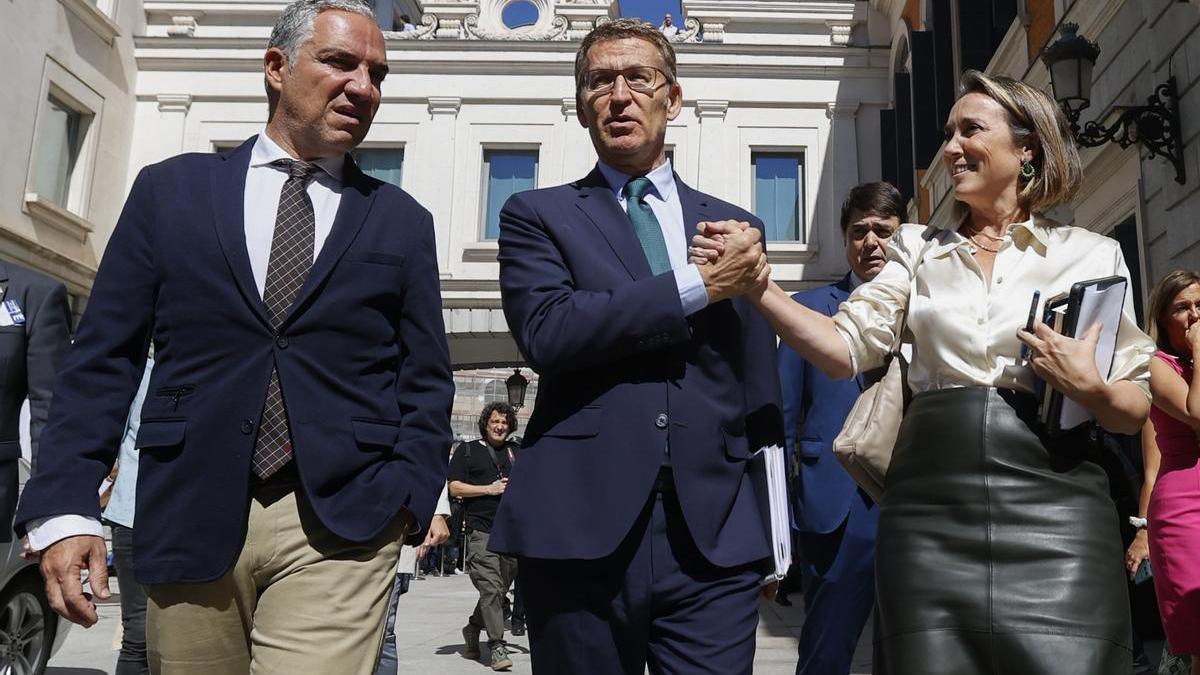Alberto Núñez Feijóo junto a Cuca Gamarra y Elías Bendodo a la salida del pleno de su investidura fallida.