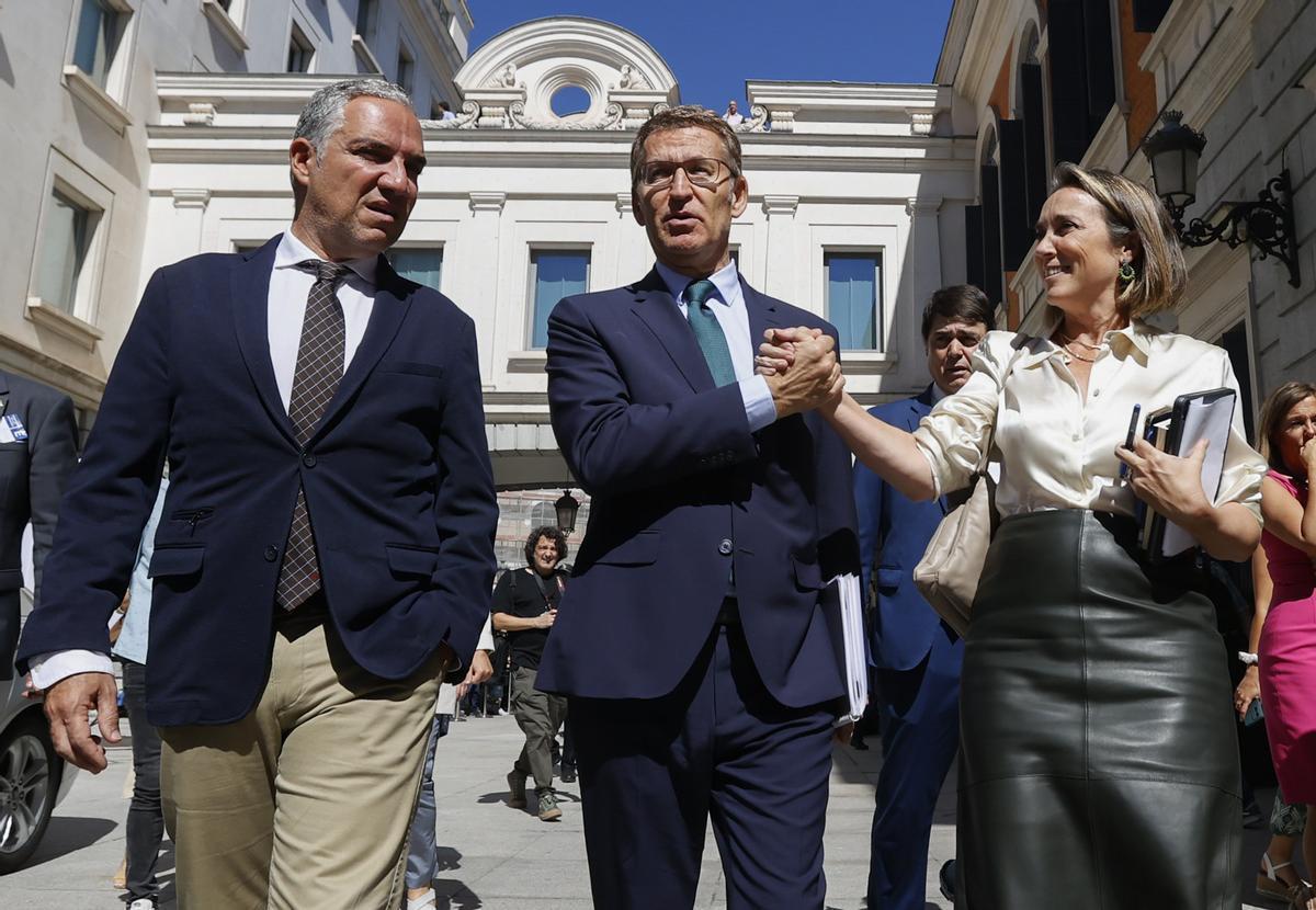 Alberto Núñez Feijóo junto a Cuca Gamarra y Elías Bendodo a la salida del pleno de su investidura fallida. Alberto Núñez Feijóo junto a Cuca Gamarra y Elías Bendodo a la salida del pleno de su investidura fallida.