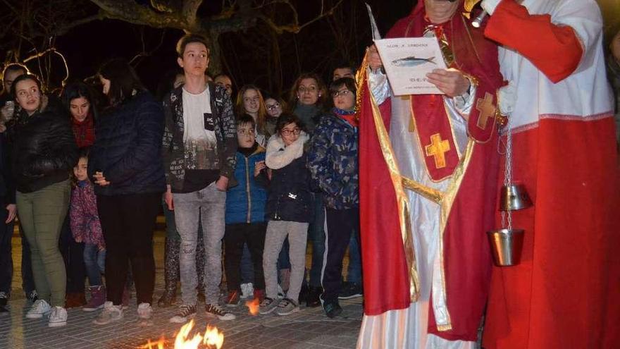 Momento previo a la incineración de la sardina en los paseos de la Mota.