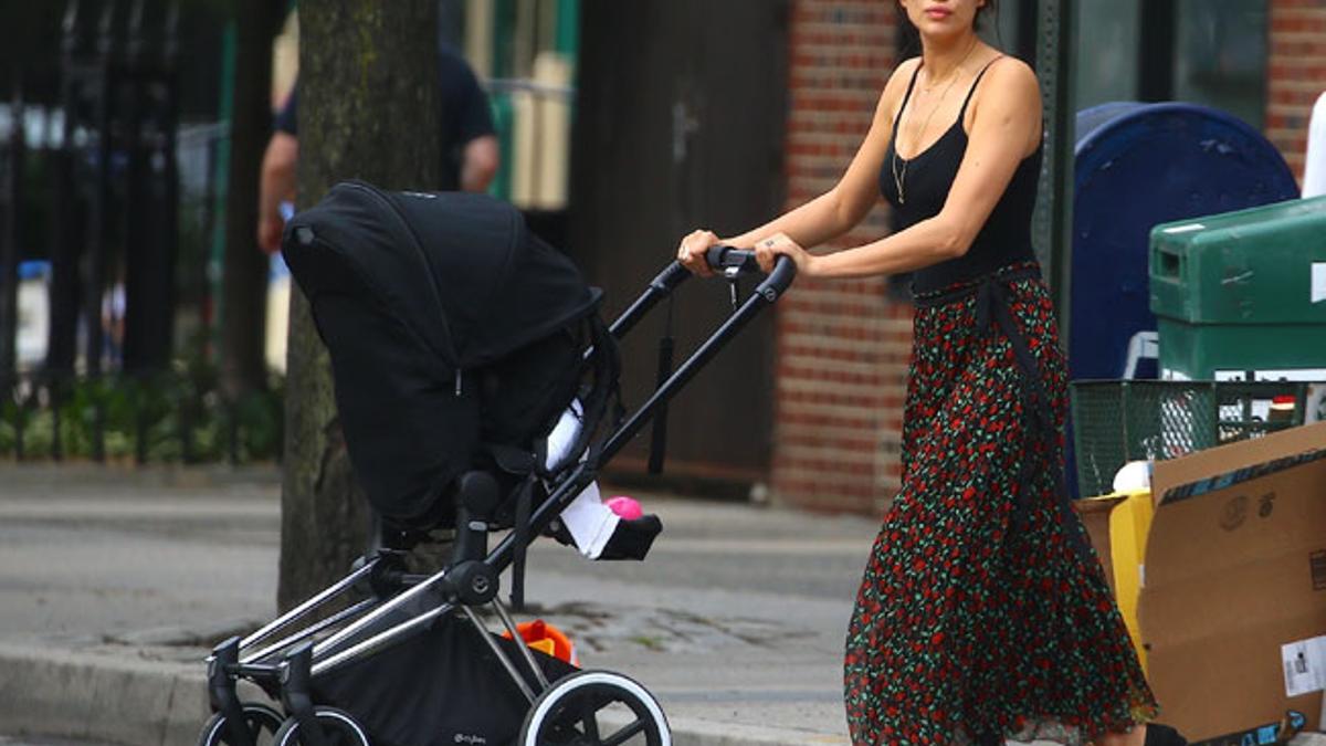 Irina Shayk de paseo con su hija Lea