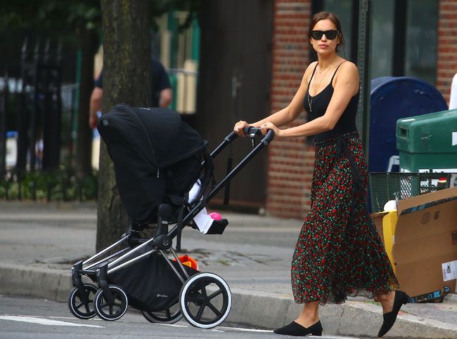 Irina Shayk de paseo con su hija Lea