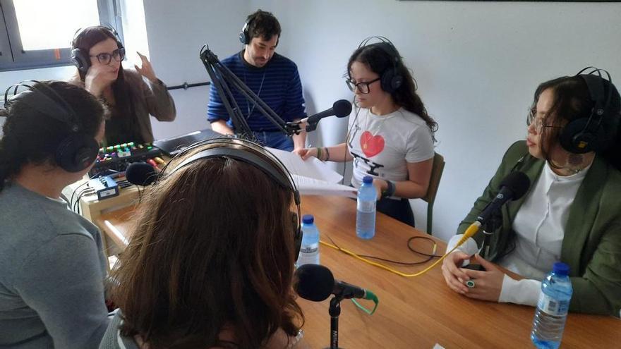 Adela Omid comparte su testimonio sobre la represión en Afganistán en el instituto de Cangas de Onís
