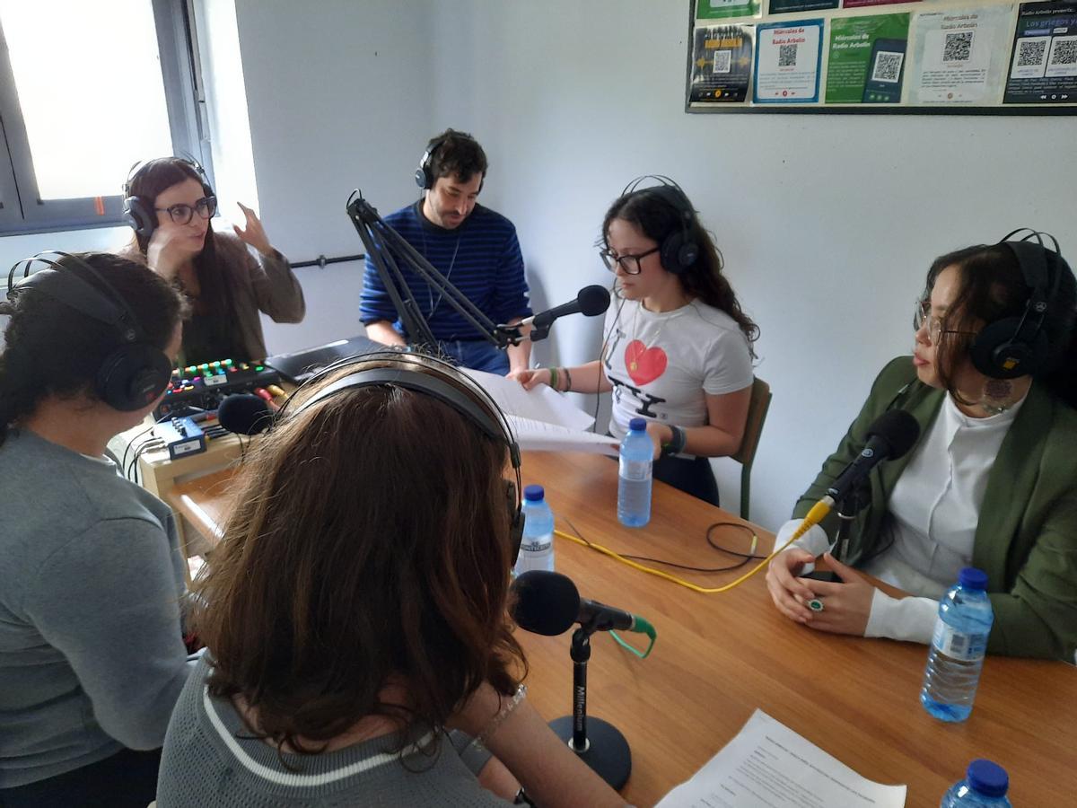 Adela Omid –derecha– durante la entrevista que le hicieron alumnos alumnos del instituto cangués para la radio del IES (Radio Arbolín).