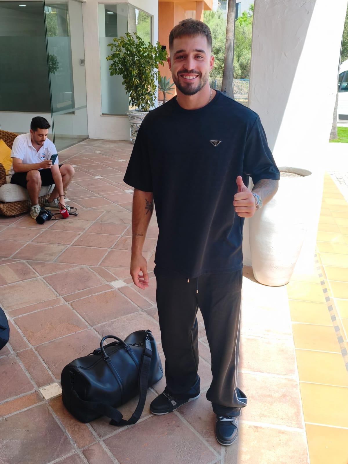 Arnau Tenas, a su llegada al hotel de concentración del Mallorca en Marbella