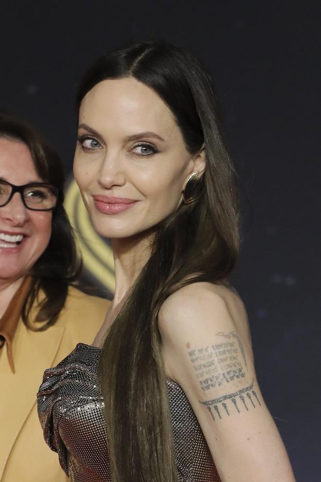 Angelina Jolie se borra el tatuaje que tenía de Brad Pitt