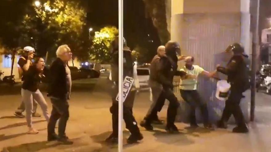 Antiavalots agredeixen un veí de Girona quan intentava apagar una barricada encesa