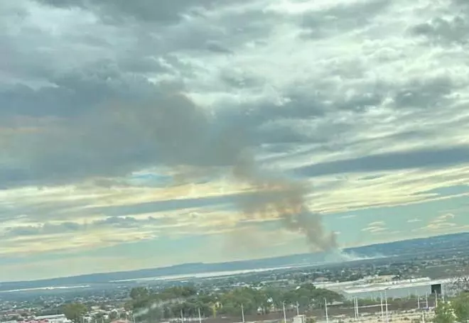 ¿Qué están quemando en Elche que huele a humo y llegan cenizas hasta Santa Pola?